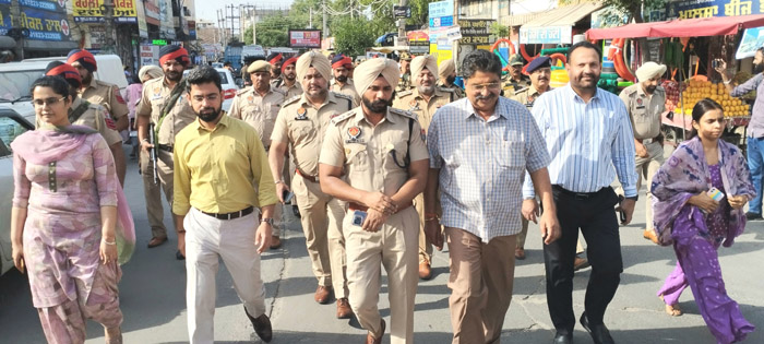 In view of the Lok Sabha elections, police and BSF personnel took out a flag march